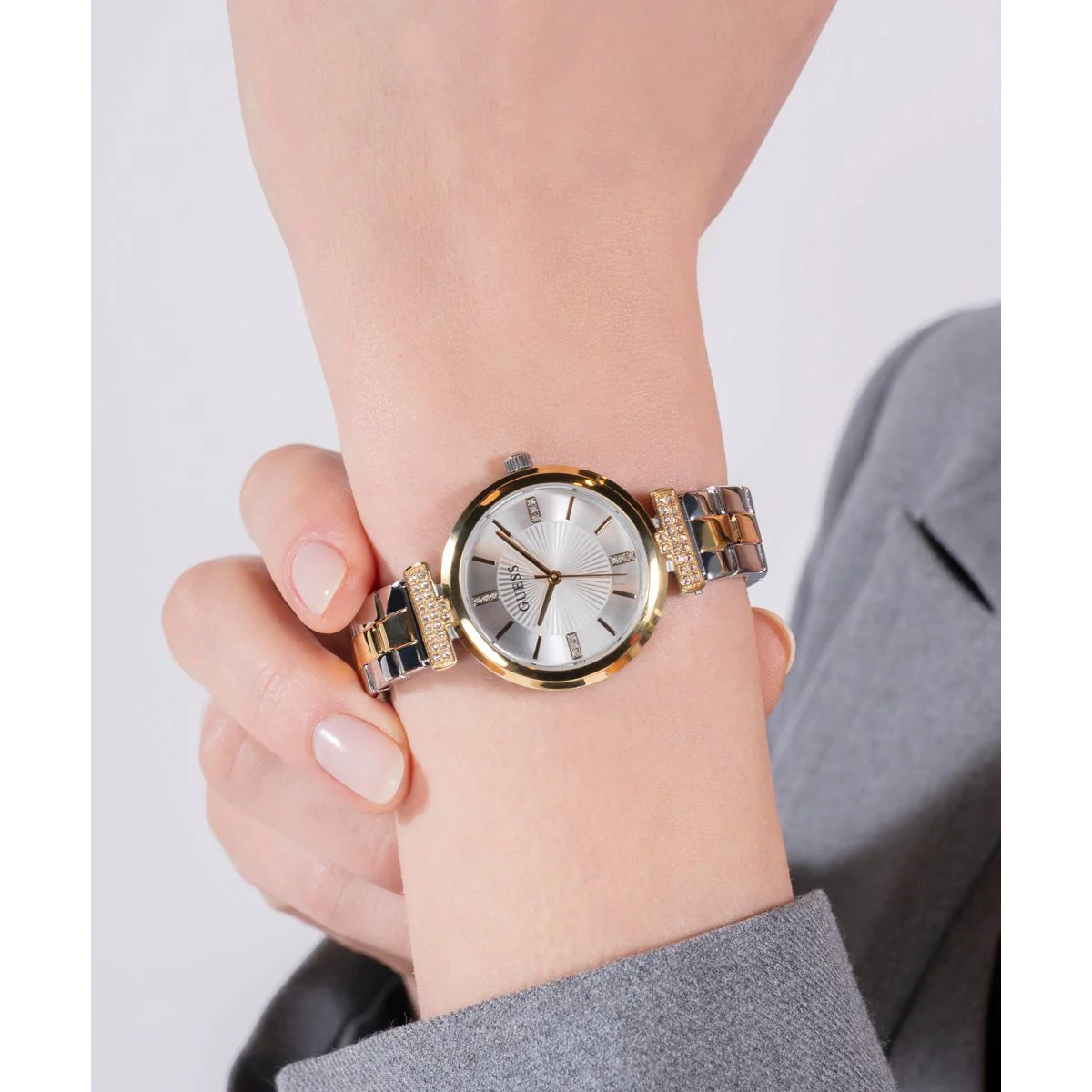 Array Women Quartz Silver Dial Analog Stainless Steel Watch GW0762L5 - Image 7